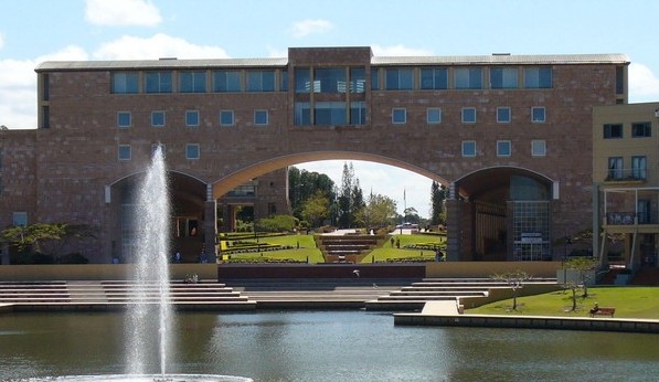 邦德大学